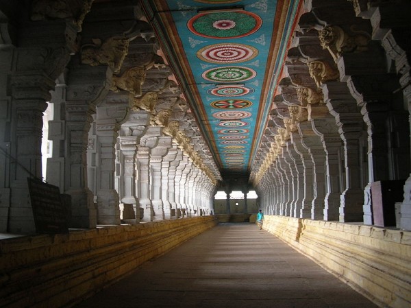 800px-Rameswaram_Temple_Inside