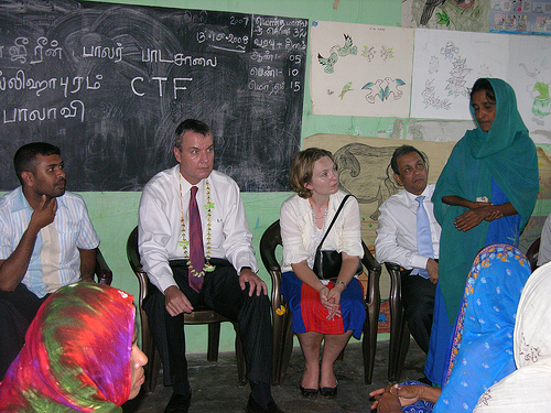A female explains the prevailing sanitary problems at the IDP camp to HE Peter Hayes, High Commissioner of UK in Sri Lanka, visiting Puttalam in Dec, 2008-pic: UK in Sri Lanka