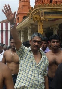 Gen Sarath Fonseka visiting Nallur temple in Jan 2010-pic: UNP