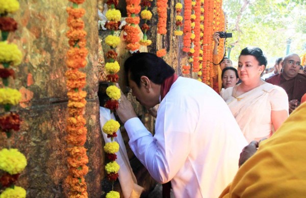 President Mahinda Rajapaksa and First Lady Shiranthi Rajapaksa in Bodh Gaya, Feb 2013-news.lk
