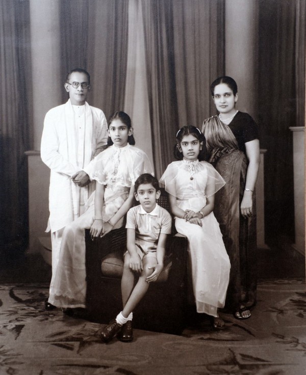 පවුලේ සමූහ ඡායාරූපයක් Family photograph குடும்ப புகைப்படமொன்று