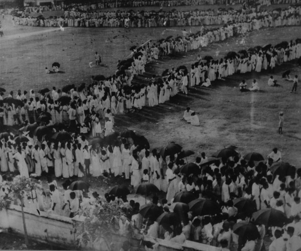 ලක්ෂ සංඛ්‍යාත ජනතාවගේ අවසන් බුහුමන්   Crowds paying last homage   இலட்சக்கணக்கான மக்களின் இறுதி மரியாதை