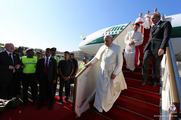 His Holiness Pope Francis Arrives in Sri Lanka-facebook.com/popevisitsrilanka2015