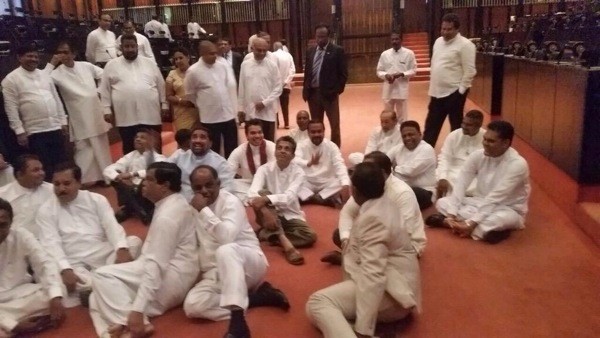 A group of Parliamentarians on Monday (April 20) staged a protest inside the chambers in Parliament against the decision to summon former President Mahinda Rajapaksa to the Bribery Commission-pic: twitter.com/RajapaksaNamal