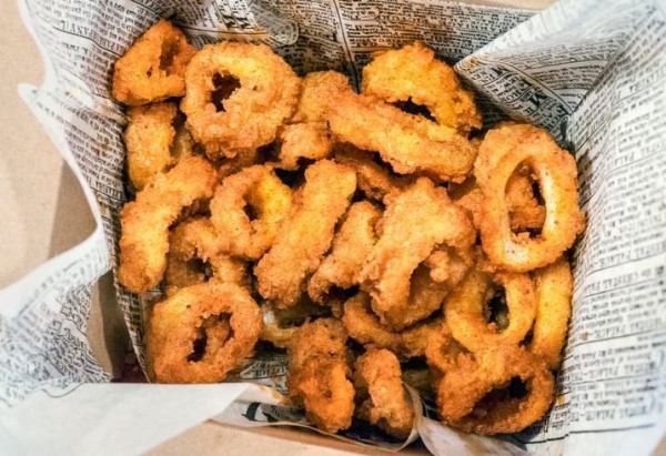 Calamari come ornamented with paprika and frankly hot Sri Lankan chile powder.